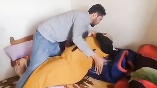 ابن يدخل على أمه وهي نايمة - سكس مصري