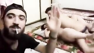 زوجة عراقية جوزها الديوث بيتفرج عليها وهي بتتناك من شاب صغير - سكس عراقي عربي