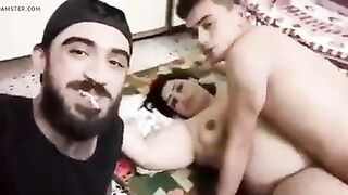 زوجة عراقية جوزها الديوث بيتفرج عليها وهي بتتناك من شاب صغير - سكس عراقي عربي