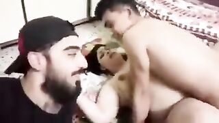 زوجة عراقية جوزها الديوث بيتفرج عليها وهي بتتناك من شاب صغير - سكس عراقي عربي