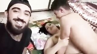 زوجة عراقية جوزها الديوث بيتفرج عليها وهي بتتناك من شاب صغير - سكس عراقي عربي