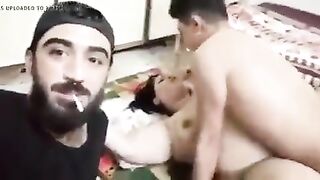 زوجة عراقية جوزها الديوث بيتفرج عليها وهي بتتناك من شاب صغير - سكس عراقي عربي