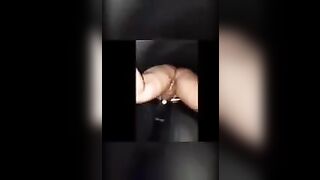 بيوصل صاحبته البيت ويقفل عليهم الباب وهما لوحدهم ويخلعها ملابسها - سكس عراقي