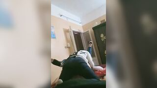 شاب مصري واخد صاحبته من المدرسة في شقته ويقلعها بالعافيه وينيك طيزها - سكس مصري