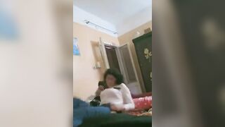 شاب مصري واخد صاحبته من المدرسة في شقته ويقلعها بالعافيه وينيك طيزها - سكس مصري