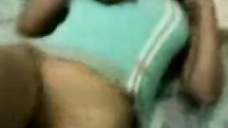 راجل بينيك مراته امام اخته علشان يثبت فحولته - سكس مصري