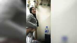 شرموطة مصرية محجبه مع مديرها تمص زبره وتدلعه  - سكس مصري