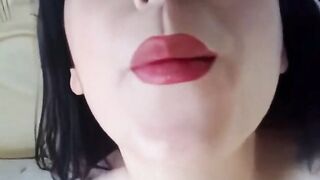 لونا الحسن الجامدة على السرير تتعرى لحبيبها - سكس سوري