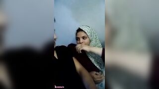 شاب مصري ماسك بنت مراهق يقفش فيها ويبوسها في اوضة النوم - سكس مصري