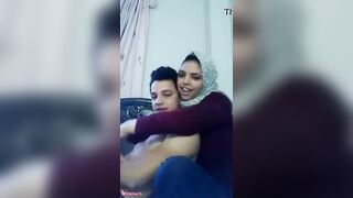 شاب مصري ماسك بنت مراهق يقفش فيها ويبوسها في اوضة النوم - سكس مصري