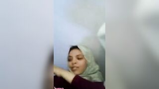 شاب مصري ماسك بنت مراهق يقفش فيها ويبوسها في اوضة النوم - سكس مصري