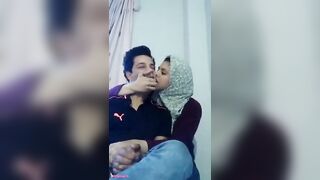 شاب مصري ماسك بنت مراهق يقفش فيها ويبوسها في اوضة النوم - سكس مصري