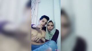 شاب مصري ماسك بنت مراهق يقفش فيها ويبوسها في اوضة النوم - سكس مصري