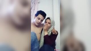 شاب مصري ماسك بنت مراهق يقفش فيها ويبوسها في اوضة النوم - سكس مصري