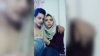 شاب مصري ماسك بنت مراهق يقفش فيها ويبوسها في اوضة النوم - سكس مصري