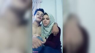 شاب مصري ماسك بنت مراهق يقفش فيها ويبوسها في اوضة النوم - سكس مصري