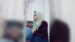 شاب مصري ماسك بنت مراهق يقفش فيها ويبوسها في اوضة النوم - سكس مصري