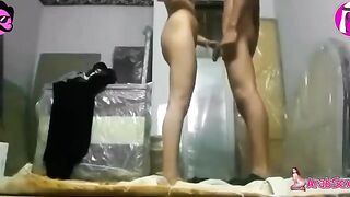 شاب جايب شرموطة مراهقة المخزن وبيظبطها - سكس مصري