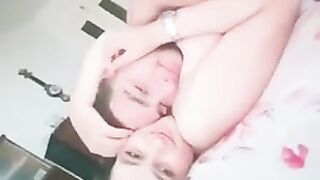 شاب بيصورها ويوعدها إن الفيديو بينه وبينها ويسربه في الاخر - سكس مصري