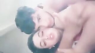 شاب بيصورها ويوعدها إن الفيديو بينه وبينها ويسربه في الاخر - سكس مصري