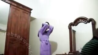 حبيبها بينكيها ويلحس رجليها - سكس مصري مسرب