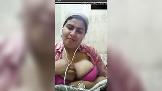 بيصورها وهي بتعرض بزازها له في مكالمة فيديو على النت - سكس مصري