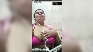 بيصورها وهي بتعرض بزازها له في مكالمة فيديو على النت - سكس مصري