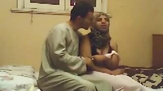 شاب مصري جايب حبيبته البيت ويقلها هدومها وينكها في طيزها ويصورها من غير ما تعرف - سكس مصري