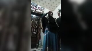 شرموطة محجبة مصرية تقلع هدومها قدام الكاميرا - سكس مصري