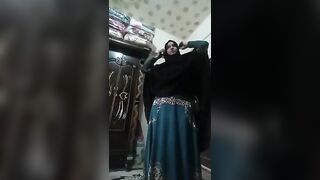 شرموطة محجبة مصرية تقلع هدومها قدام الكاميرا - سكس مصري