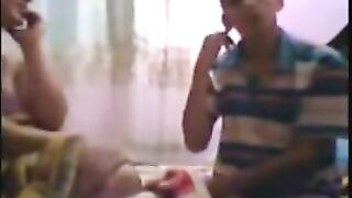 اخ واخته مصريين يتناكو ويصورو نفسهم - نيك محارم سكس اخوات مصري