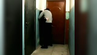 شاب بينكها قدام باب الشقة - سكس مصري محجبة مسرب