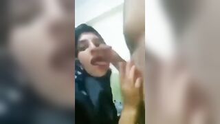 محجبة مصريه هايجه علي بلع الزب - سكس مص زب مصري