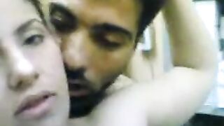 كحبة عربية تتناج وتمص العير في المحل - سكس عربي مص عير