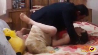 شرموطه عربية ترتدي قميص النوم الحمر مع ابوها - سكس نيك محارم عربي